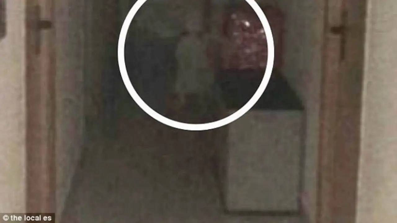 Gambar diduga penampakan hantu di kantor balai kota  Vegas del Genil, Spanyol. (The Local.es)