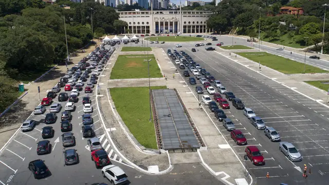 FOTO: Lansia Brasil Jalani Vaksinasi COVID-19 Secara Drive-Thru