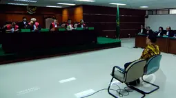 Mantan Wakil Kepala Korlantas Brigjen Pol Didik Purnomo saat mendengarkan pembacaan vonis oleh Majelis Hakim di Pengadilan Tipikor, Jakarta, Rabu (22/4/2015). Didik divonis lima tahun penjara terkait kasus simulator SIM. (Liputan6.com/Yoppy Renato)