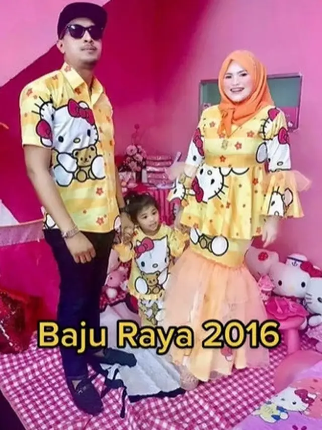 Unik Banget, Keluarga Ini Pakai Baju Lebaran Bertema Hello Kitty Tiap Tahun