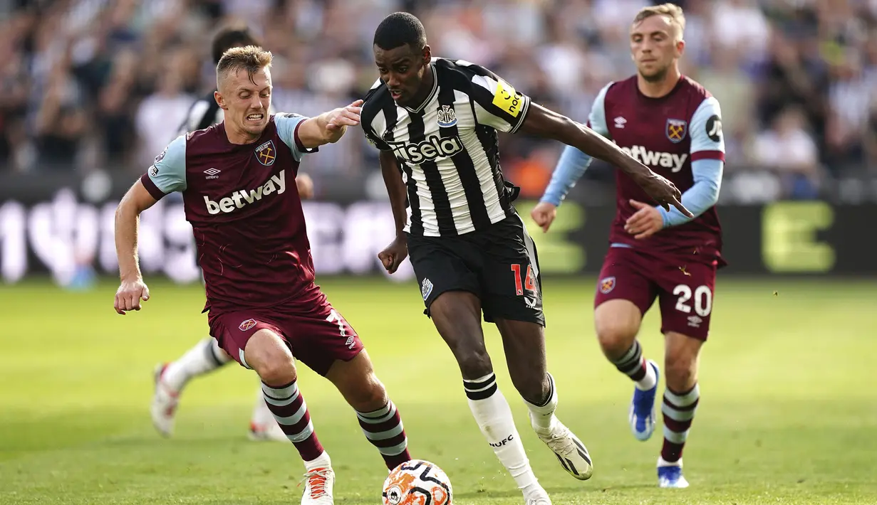 Pemain Newcastle, Alexander Isak (kedua kanan) berusaha melewati pemain West Ham United, James Ward-Prowse pada laga lanjutan Liga Inggris 2023/2024 di London Stadium, London, Inggris, Minggu (08/10/2023) malam WIB. Dua gol Isak membuat laga berakhir dengan skor 2-2. (AP Photo/PA/Zac Goodwin)