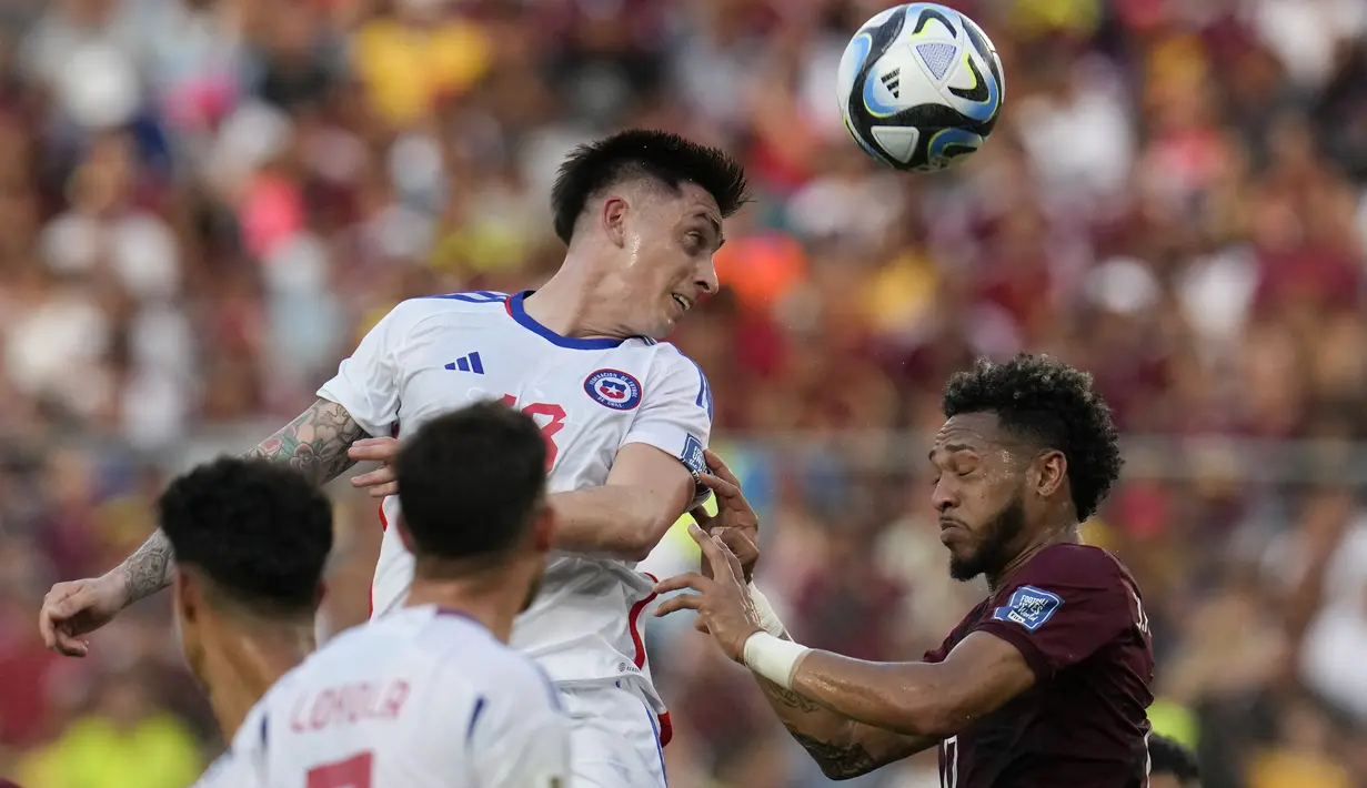 Kemenangan ini membawa Venezuela ke posisi kedua di bawah Brasil dengan tujuh poin, dua poin di belakang pemimpin klasemen Argentina. (AP Photo/Ariana Cubillos)