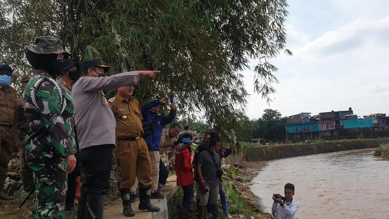 Kapolda Jabar Irjen Pol. Suntana didampingi Bupati Garut Rudy Gunawan, menunjuk daerah terdampak banjir di blok kawasan penduduk Cimacan, yang berada di samoing Cimanuk, Garut, (Liputan6.com/Jayadi Supriadin)