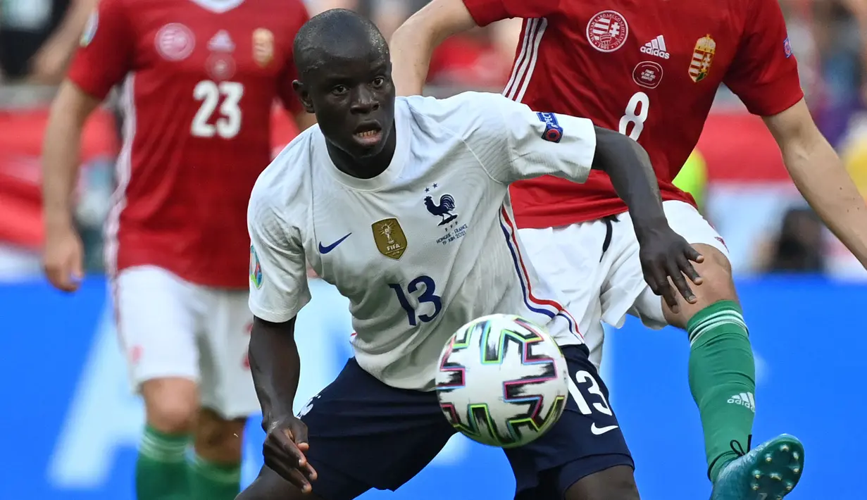 Penampilan N'golo Kante di Timnas Prancis tak sebaik ketika dirinya dapat mengantarkan Chelsea menjuarai Liga Champions musim 2020/2021. Pemain yang digadang-gadang pantas meminang Ballon d'Or ini, harus pulang kampung duluan setelah Prancis dikalahkan oleh Swiss. (Foto: AFP/Pool/Tibor Illyes)