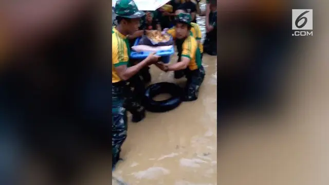 VIDEO: Balita dan Nenek Dievakuasi Saat Banjir Depok