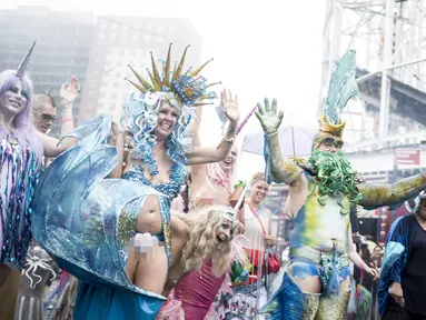 Pengunjung mengenakan kostum putri duyung berpose untuk difoto saat mengikuti Parade Mermaid 2017 di Coney Island, New York City (17/6). Parade Mermaid adalah parade seni dan salah satu acara terbesar di New York City. (Alex Wroblewski/Getty Images/AFP)