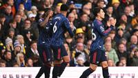 Pemain Arsenal merayakan gol yang dicetak Martin Zubimendi (kanan) ke gawang Leeds United dalam laga pekan 24 Premier League 2025/2026 di Elland Road, Sabtu (31/1/2026). (Oli SCARFF / AFP)