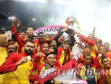 Andik Vermansah berhasil membawa Selangor FA menjuarai Piala Malaysia untuk ke-33 kalinya seusai mengalahkan Kedah FA dengan skor 2-0 dalam laga final, di Stadion Shah Alam, Selangor, Sabtu (12/12/2015). (Instagram/Faselangor.my)
