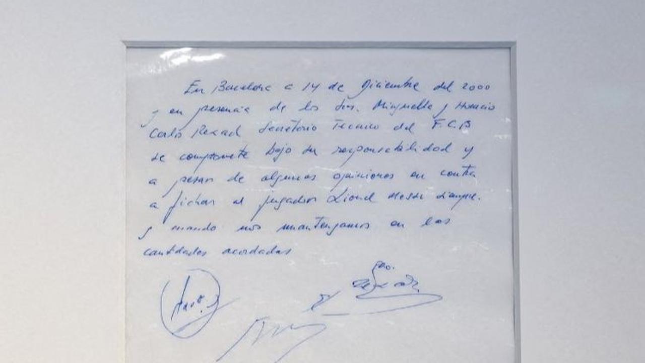Sementara, serbet tak biasa berisi 'kontrak' pertama Messi ini akan dilelang oleh Rumah Lelang Bonhams dengan harga awal USD 381 ribu, atau setara Rp5,9 miliar.