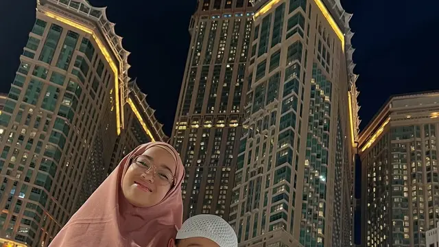 Potret Poppy Bunga umrah ajak anak