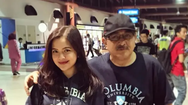 Tasya Kamila saat kuliah dari Columbia University bersama sang ayah. [@tasyakamila]