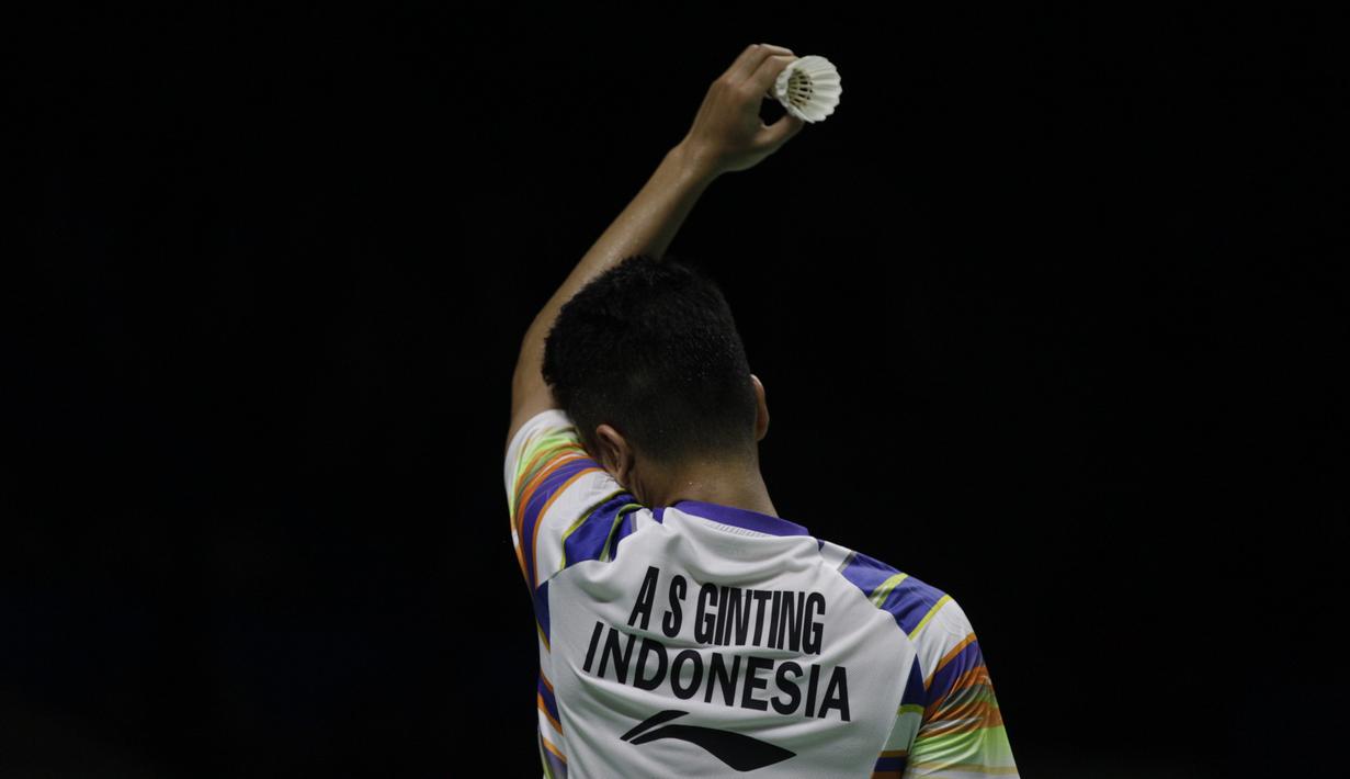 Tunggal putra Indonesia, Anthony Ginting, tampak lelah saat melawan Lu Guang Zu pada Blibli Indonesia Open 2019 di Istora Senayan, Jakarta, Selasa (16/7). Ginting menang 20-22, 23-21 dan 21-18. (Bola.com/Vitalis Yogi Trisna)