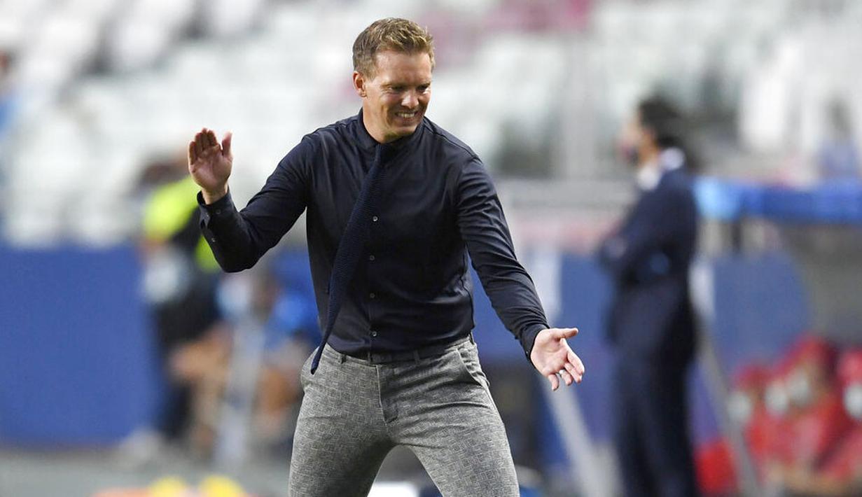 Ekspresi pelatih RB Leipzig, Julian Nagelsmann, saat melawan Paris Saint-Germain (PSG) pada laga semifinal Liga Champions di Stadion The Luz, Rabu (19/8/2020). PSG menang dengan skor 3-0. (David Ramos/Pool via AP)