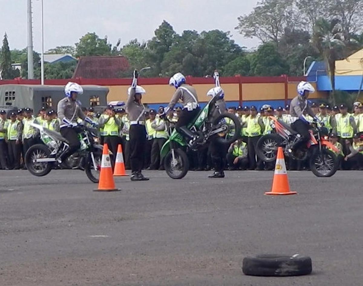 Aksi freestyle anggota Polres Banyumas ramaikan apel Operasi Ketupat
