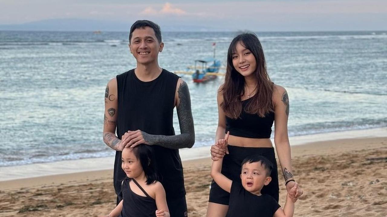 Pertama Kalinya Bimo dan Irene Ajak Anak-Anakknya Liburan