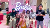 Berkolaborasi dengan Mattel, Senayan Park menghadirkan tema "Barbie Pink Holiday" lewat dekorasi Barbie Dream House di atrium utama lantai dasar. (Foto: Istimewa)