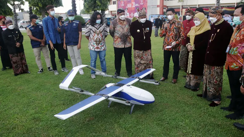 Uji coba penerbangan drone Beehive Drones untuk logistik medis