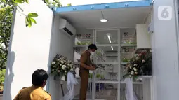 Petugas Suku Dinas KPKP Jakarta Selatan meninjau tanaman yang ditanam menggunakan teknik hidroponik dalam container farming dan agro electrifying di Agro Edukasi Wisata Ragunan, Jakarta, Selasa (12/10/2021). Budidaya pertanian ini dilakukan tanpa menggunakan tanah. (Liputan6.com/Herman Zakharia)