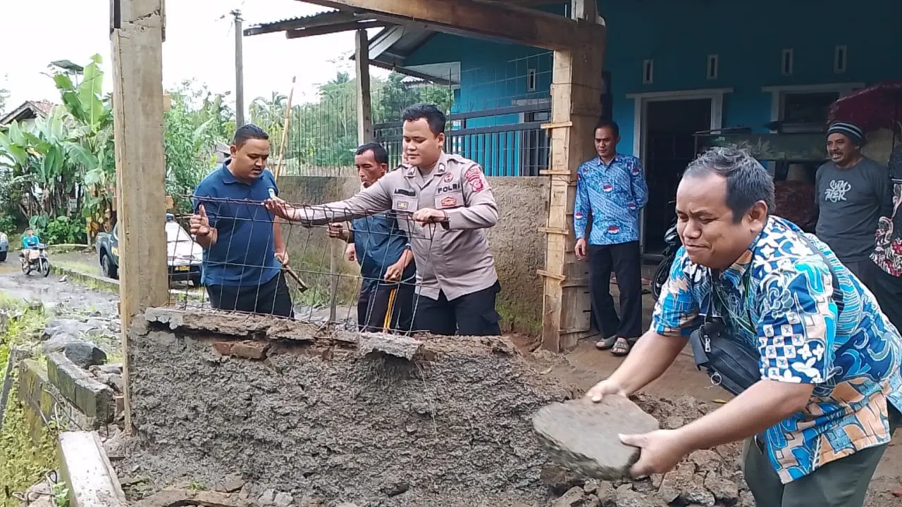 Proses pembongkaran tembok yang menutup akses jalan di desa Mandalasi, Tasikmalaya oleh aparat gabungan TNU-Polri, petugas Kecamatan Puspahiang, dan petugas dan BPD Desa Mandalasari. (Liputan6.com/Jayadi Supriadin)