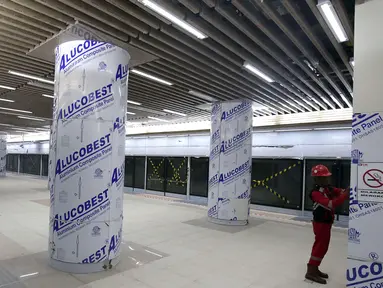 Pekerja mengecek dinding di Stasiun Mass Rapid Transit (MRT) Dukuh Atas, Jakarta, Kamis (27/9). Pembangunan konstruksi proyek MRT Jakarta fase satu yang menghubungkan Lebak Bulus - Bundaran HI sudah mencapai 96,53 persen. (Liputan6.com/Angga Yuniar)
