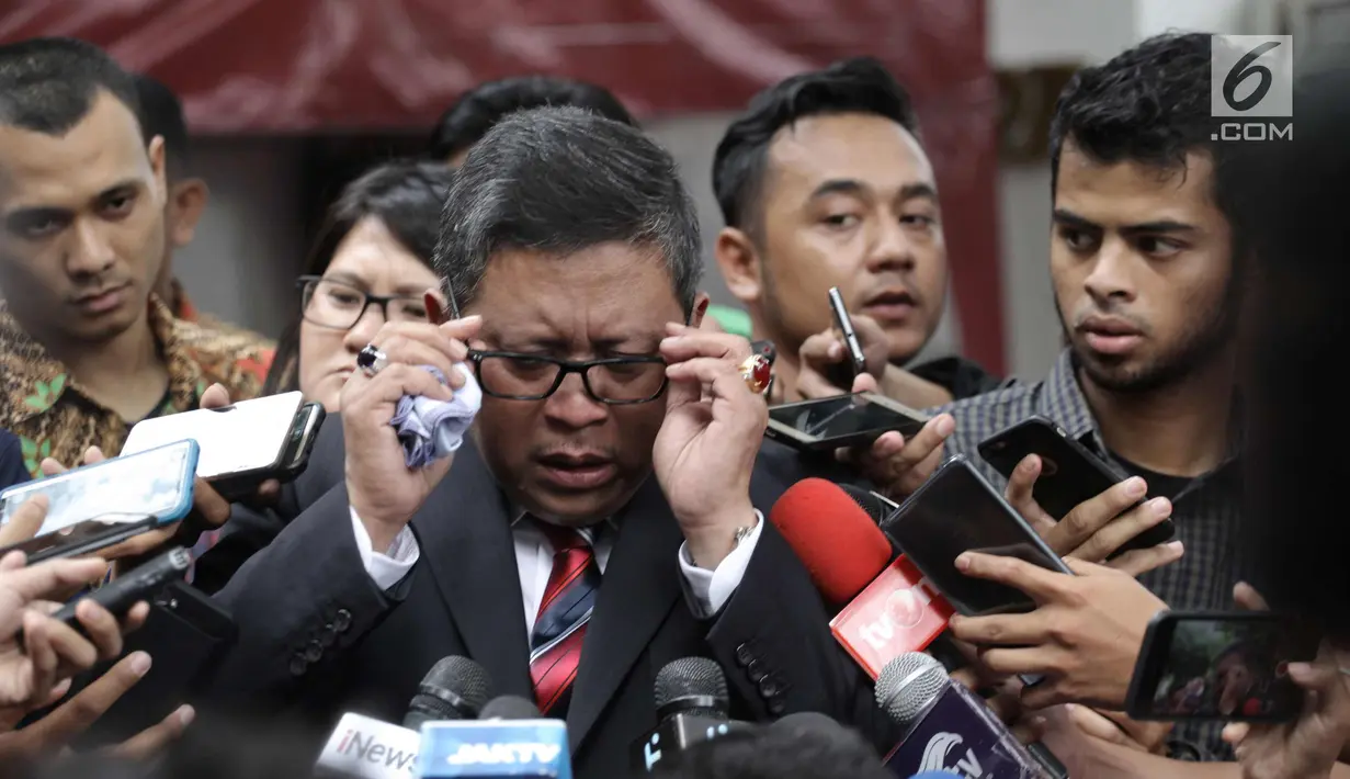 Sekjen PDIP Hasto Kristiyanto melepas kaca mata saat menangis usai menemui Ketum PDIP Megawati Soekarnoputri di Teuku Umar, Jakarta, Sabtu (6/1). PDIP resmi menerima surat mandat pengunduran diri Abdullah Azwar Anas. (Liputan6.com/Arya Manggala)