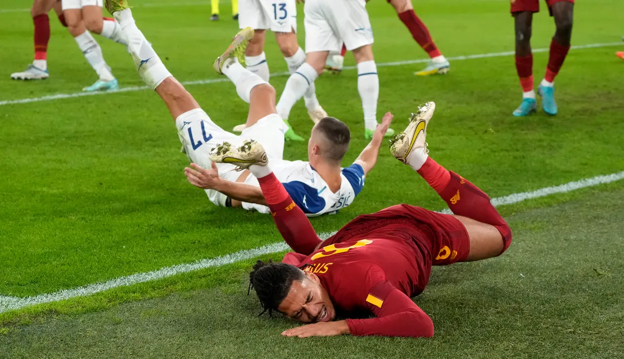 Pemain AS Roma Tammy Abraham terjatuh usai mencoba untuk mencetak gol ke gawang Lazio pada pertandingan sepak bola Liga Italia di Stadion Olimpiade Roma, Italia, 6 November 2022. (AP Photo/Gregorio Borgia)