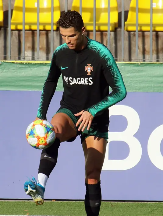 Penyerang Portugal, Cristiano Ronaldo menjuggling bola saat mengikuti latihan tim di Vilnius, Lithuania (9/9/2019). Portugal akan bertanding melawan Lithuania pada grup B Kualifikasi Euro 2020. (AFP Photo/Petras Malukas)