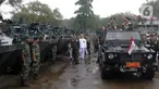 Menteri Pertahanan Prabowo Subianto (kanan) didampingi Panglima TNI Jenderal TNI Agus Subiyanto (kiri) melakukan pengecekan alat utama sistem senjata (alutsista) di Mabes TNI, Jakarta, Rabu (28/2/2024). (Liputan6.com/Herman Zakharia)