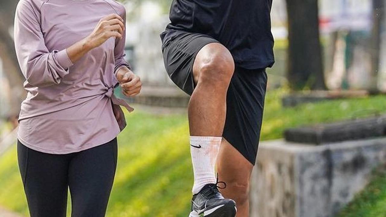 Seperti inilah salah satu potret kocak suami Enno Lerian, Priambodo Soesetyo yang diunggah di Instagram pribadinya. Keduanya tampak melakukan olahraga bersama.