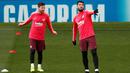 Pemain Barcelona Lionel Messi (kanan) dan Luis Suarez berbincang saat latihan bersama jelang menghadapi Manchester United (MU) pada leg pertama perempat final Liga Champions 2018/19 di Old Trafford, Manchester, Inggris, Selasa (9/4). (Reuters/Lee Smith)