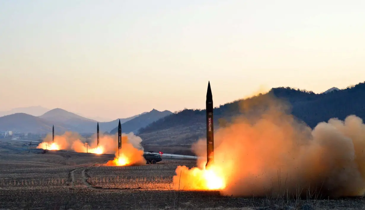 Peluncuran roket balistik dari unit artileri Hwasong, Pyongyang, Selasa (7/3). Kim Jong Un meninjau langsung peluncuran roket balistik tersebut. (AFP PHOTO/KCNA)