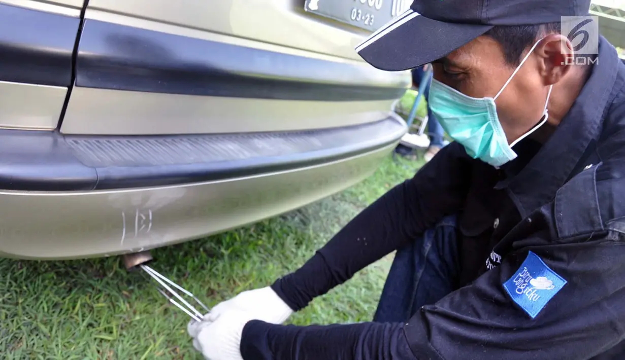 Petugas mengetes gas buang pada uji emisi mobil gratis di Lapangan Gris Semarang, Selasa(23/4). Dinas Lingkungan Hidup  Perhubungan Kota Semarang  mengadakan uji emisi gratis untuk mendukung program biru langitku di wilayah Kota Semarang. (Liputan6.com/Gholib)