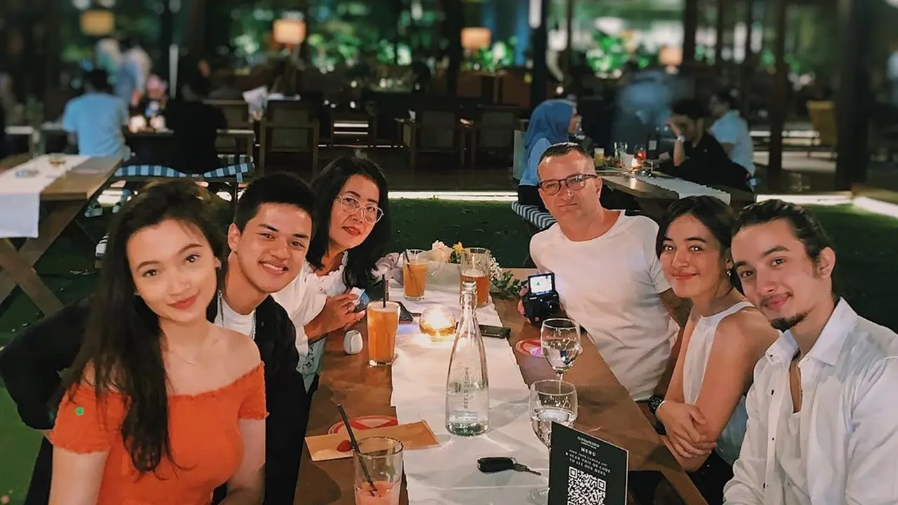 6 Momen Makan Malam Keluarga Bryan Domani, Mawar de Jongh Jadi Sorotan