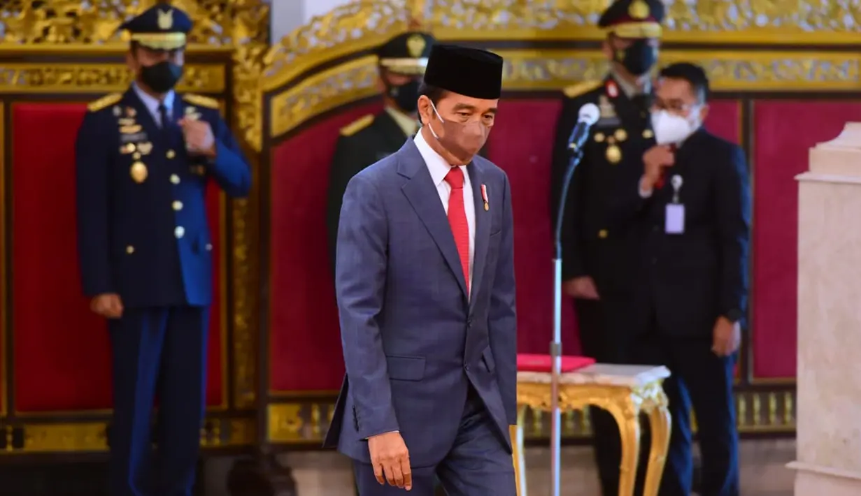 Presiden Joko Widodo bersiap memimpin pelantikan Panglima TNI Jenderal Andika Perkasa di Istana Negara, Jakarta, Rabu (17/11/2021). Andika Perkasa menggantikan Panglima TNI sebelumnya Marsekal Hadi Tjahjanto yang memasuki masa pensiun. (Foto: Biro Sekretariat Kepresidenan)