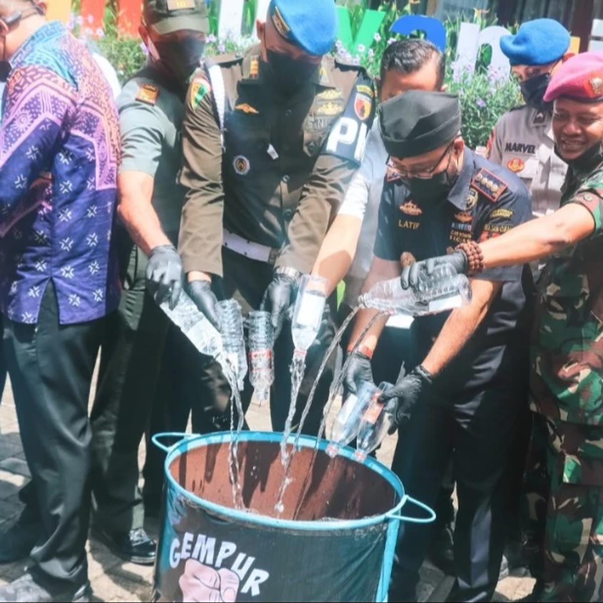 Rokok dan Miras Ilegal Senilai Rp1,6 Miliar Dibakar Bea Cukai Banyuwangi