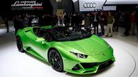 Pengunjung melihat mobil model Lamborghini Huracan Evo Spyder baru pada tanggal 5 Maret 2019 selama jumpa pers menjelang Geneva International Motor Show di Jenewa. Geneva International Motor Show edisi 2019 akan diselenggarakan dari tanggal 7 hingga 17 Maret 2019. (Fabrice COFFRINI /AFP)