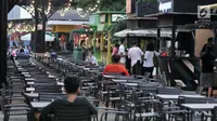 Orang-orang mengunjungi area Food Street di Pulau D reklamasi atau Pantai Maju, Jakarta, Selasa (29/1). Food Street yang buka akhir tahun 2018 ini cukup diminati lantaran setiap malam ramai oleh masyarakat yang berkunjung (Merdeka.com/Iqbal S. Nugroho)