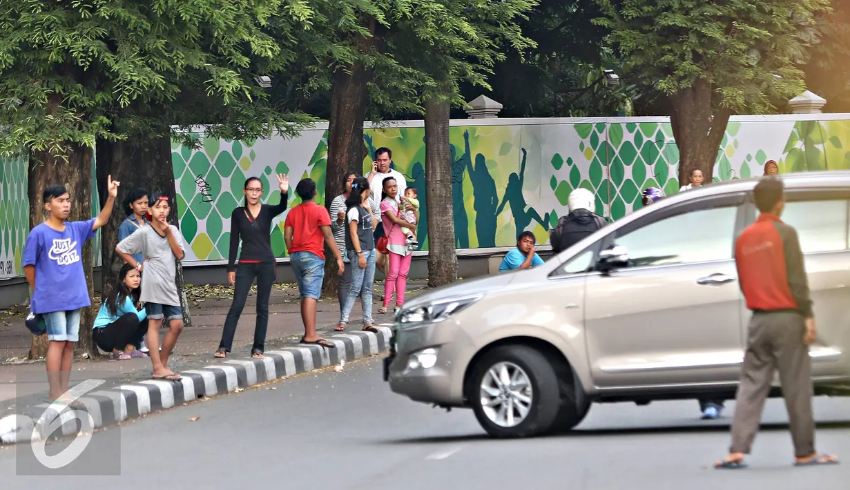 Joki 3 in 1 kepada kendaraan roda empat di Senayan, Jakarta, Selasa (29/3). Akibat banyaknya anak yang dieksploitasi menjadi penumpang sewaan Gubernur Ahok berencana menghapus kebijakan 3 in 1 di jalan-jalan protokol. (Liputan6.com/Immanuel Antonius)