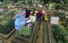 FOTO: Libur Imlek Dimanfaatkan Warga untuk Ziarah Jelang Ramadhan