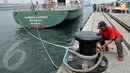 Awak kapal Greenpeace yang memasang tambang sandaran pelabuhan. (Liputan6.com/Abdul Aziz Prastowo)