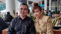 Selebgram Angie Lie bersama pengacaranya Sendi Sanjaya dalam jumpa pers di bilangan Tanjung Duren Jakarta Barat, Selasa (12/4/22).