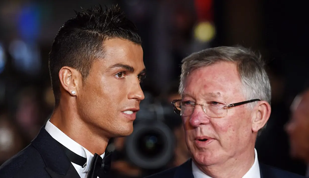 Penyerang Real Madrid, Cristiano Ronaldo berbincang dengan pelatih lamanya waktu berseragam Manchester United Sir Alex Ferguson saat pemutaran film perdana 'Ronaldo' di Leicester Square, London, Inggris (9/11). (dailymail.co.uk)