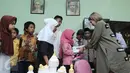 Nikita Mirzani saat merayakan ulang tahun di panti asuhan Muhammadiyah, Jakarta, Jumat (17/3). Nikita Mirzani menggelar syukuran ulang tahun bersama anak yatim di panti asuhan tersebut. (Liputan6.com/Herman Zakharia)