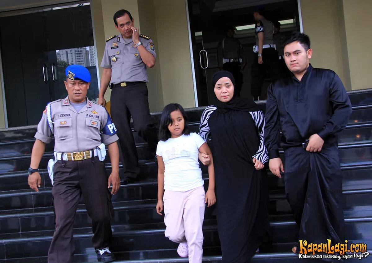 Barang bukti benda-benda yang berbau terorisme ditemukan oleh polisi disimpan oleh penculik anak Nassar.