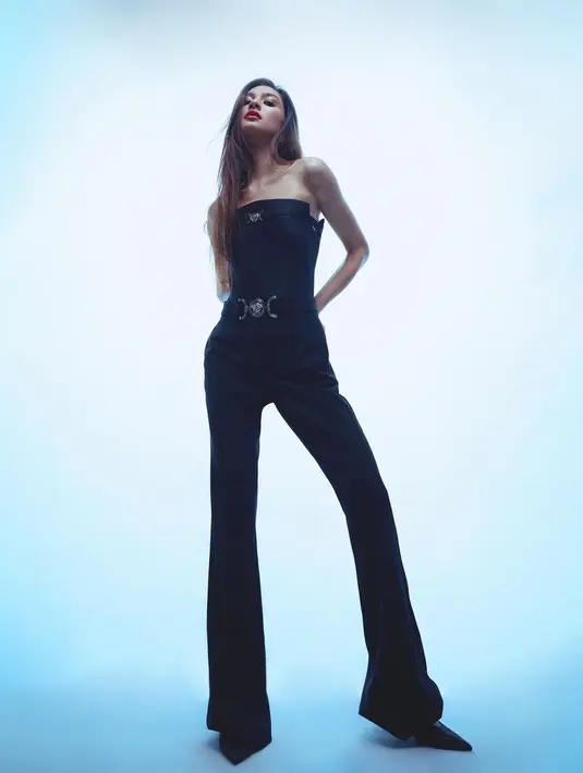 Pesona Mikha Tambayong dibalut outfit serba hitam. Strapless top dipadu dengan celana panjang hitam, disempurnakan dengan sentuhan belt dan heels yang juga berwarna hitam. [Foto: Instagram/miktambayong]