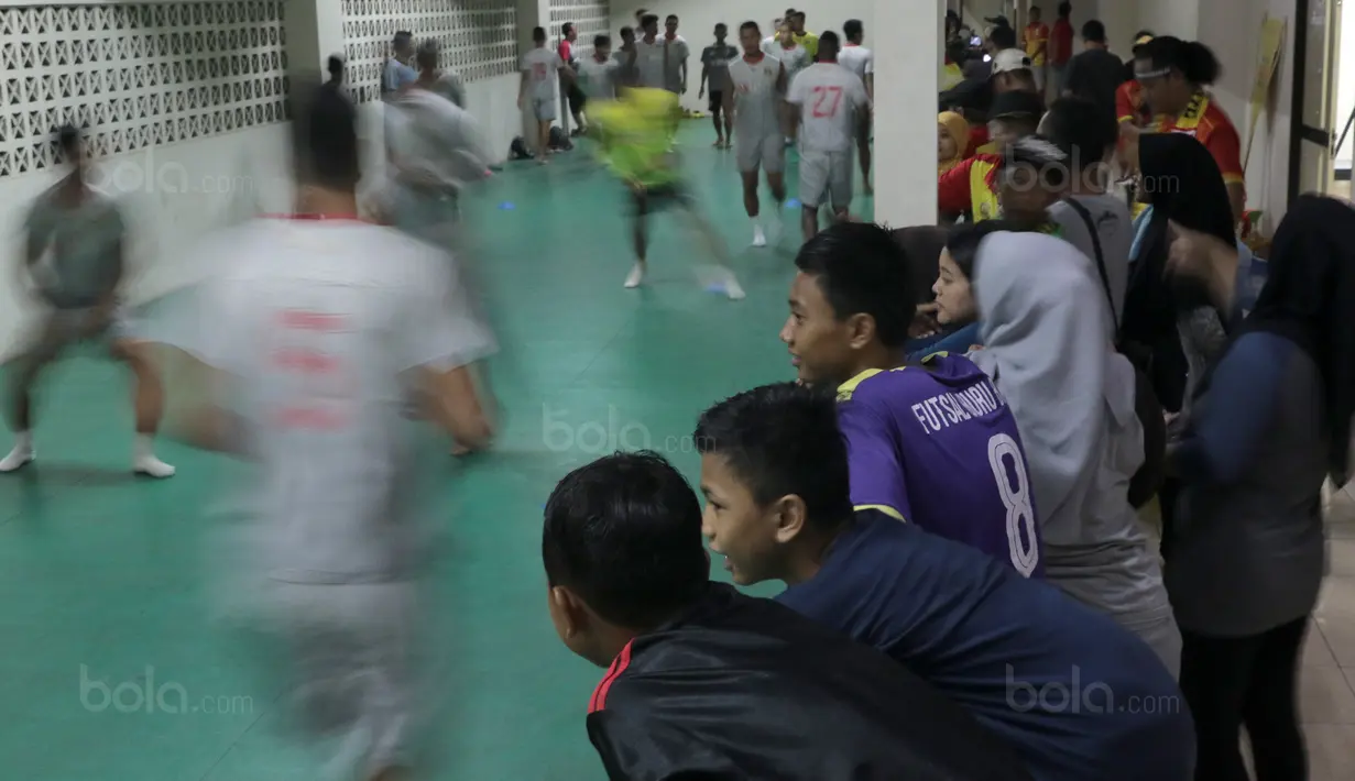 Antusias suporter menyaksikan para pemain Bhayangkara FC berlatih di Stadion Patriot Bekasi, Sabtu (11/11/2017). Latihan tersebut jelang melawan Persija. (Bola.com/Nicklas Hanoatubun)