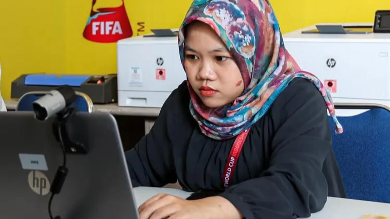 Kesibukan petugas saat mengambil foto jurnalis yang akan menerima kartu akreditasi Piala Dunia U-17 2023.