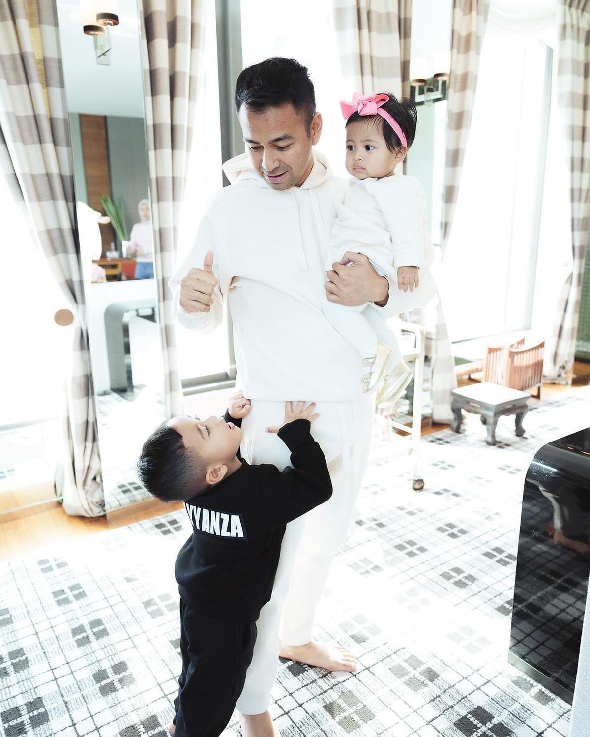 Potret Raffi Ahmad Gendong Rayyanza dan Lily Bersamaan, Terlihat Penuh Kasih Sayang