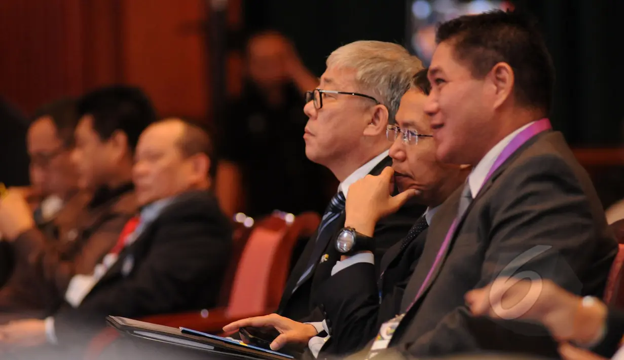 Sekjen PSSI, Joko Driyono (kedua kanan) saat Kongres Luar Biasa PSSI 2015 di Hotel JW Marriot, Surabaya, Sabtu (18/5/2015). Kongres akan memilih Ketua/Wakil Ketua Umum serta Komite Eksekutif PSSI 2015-2019. (Liputan6.com/Helmi Fithriansyah)