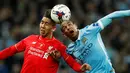 Duel antara pemain Manchester City, Fernando (kanan), dan pemain Liverpool, Roberto Firmino, di final Piala Liga Inggris di Stadion Wembley, London, Senin (29/2/2016) dini hari WIB. (Action Images via Reuters/John Sibley)